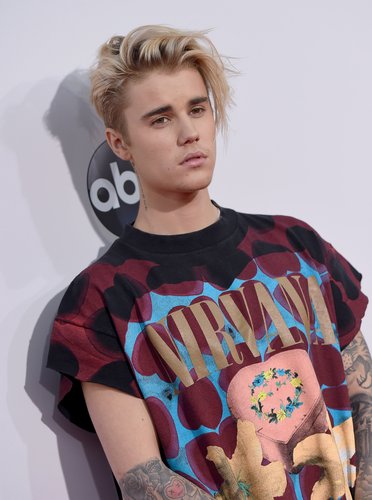 Justin Bieber arrives at the 2015 American Music Awards at Microsoft Theater on November 22, 2015 in Los Angeles