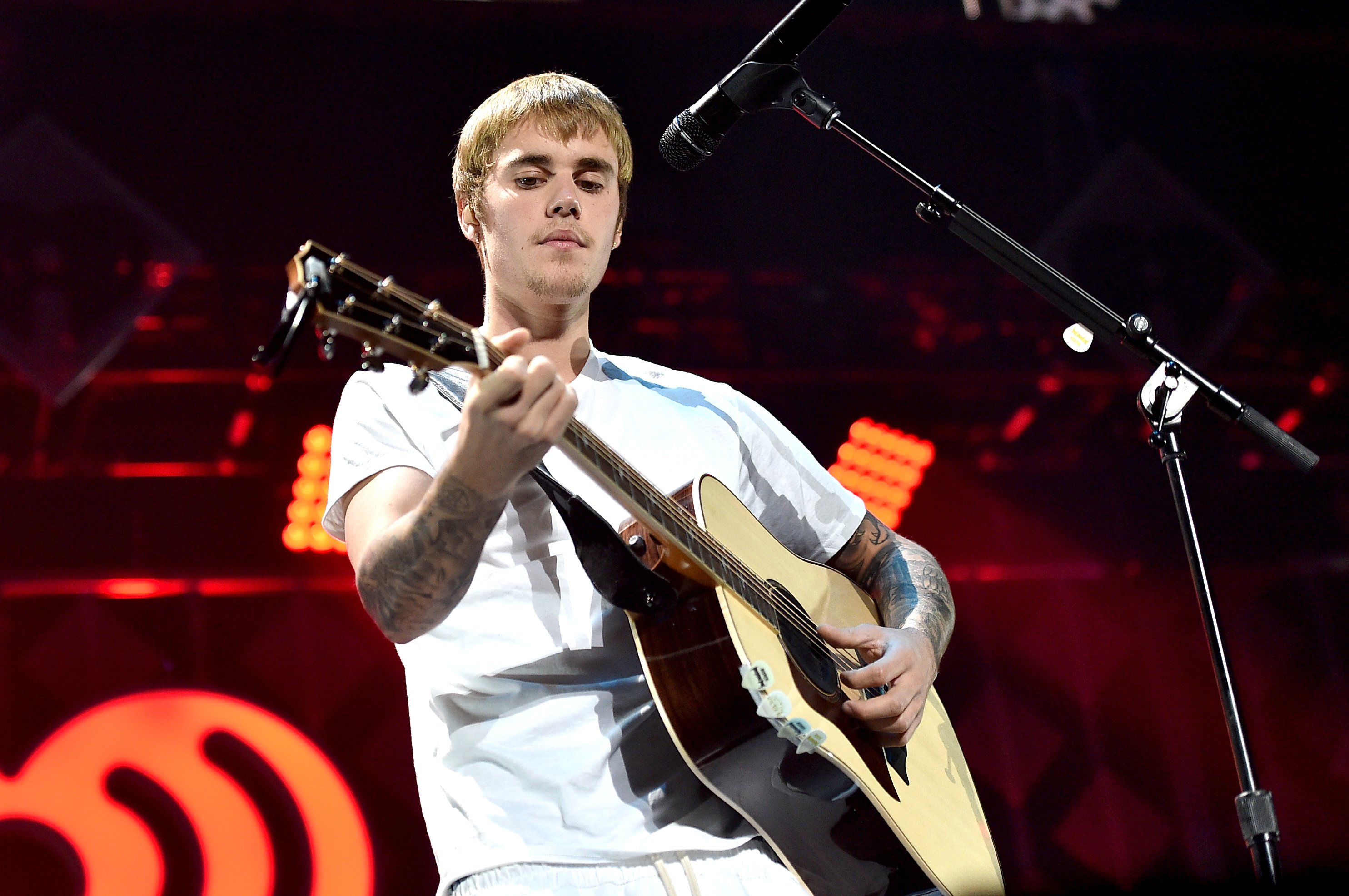 Justin Bieber performs onstage during 102.7 KIIS FM's Jingle Ball 2016 presented by Capital One at Staples Center on December 2, 2016 in Los Angeles