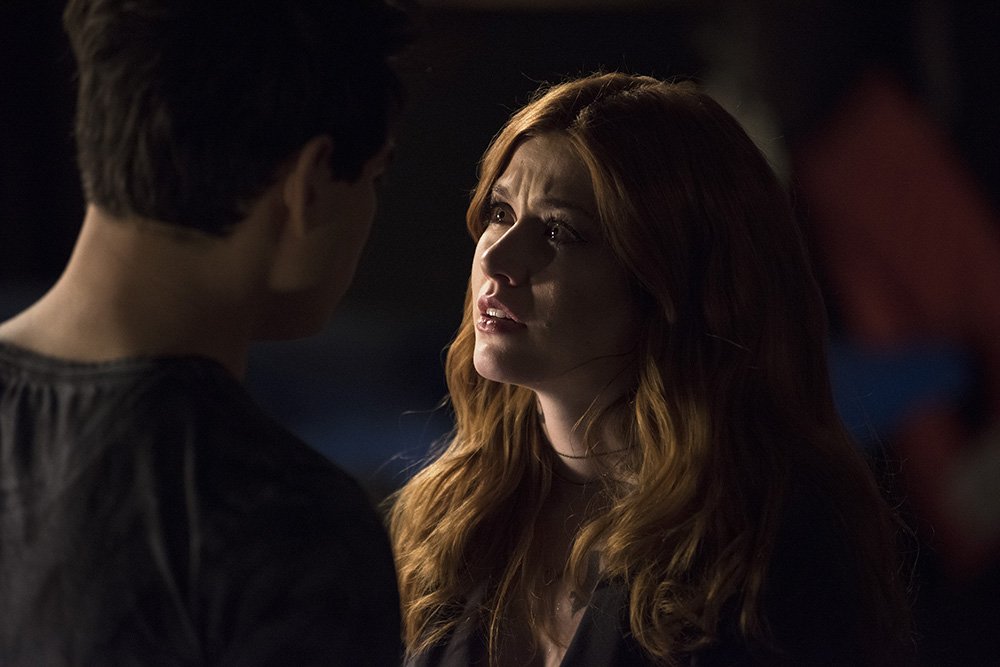 Alberto Rosende as Simon and Katherine McNamara as Clary in the 'A Problem of Memory' episode of 'Shadowhunters'