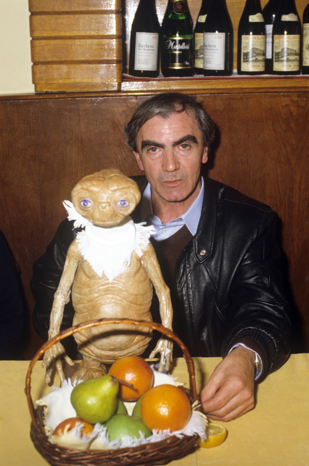 Artist Carlo Rambaldi enjoying a fruit basket with E.T. from E.T.