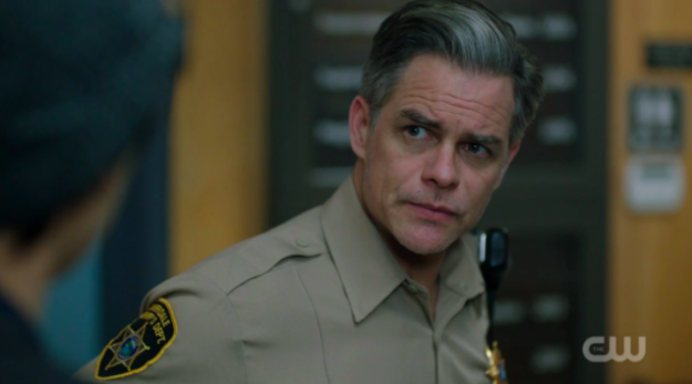 But sometimes we are not born recognizing hotness, but hotness is thrust upon us (hehehe). Up until last night, Sheriff Keller was just a regular ole' dad character on the show. Certainly not bad looking by any means, but I wasn't like, "OH WOW LOOK AT SHERIFF KELLER" you know?