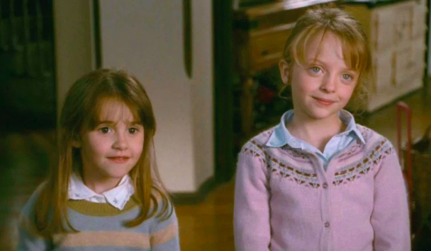There are many amazing things about the movie, but the adorable kids who play Jude Law's character's daughters Sophie and Olivia are honestly two of the biggest highlights of the whole thing.